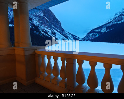 Canada Alberta Banff National Park Hôtel Fairmont Château Lake Louise vue du lac Louise en hiver à l'aube d'une suite d'hôtel Banque D'Images