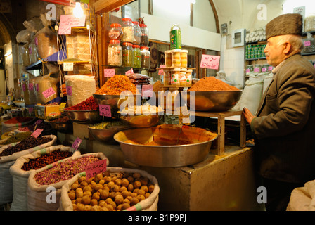 Iran : Ispahan, marchands dans le Bazar e Bozorg, Grand Bazar. Banque D'Images