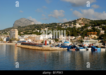 Port et la montagne Montgo, Javea / Xabia, Province d'Alicante, Communauté Valencienne, Espagne Banque D'Images