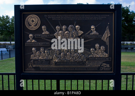 L'astronaute de la NASA en laiton Plaque commémorant la mort d'explorateurs de l'espace à Cape Canaveral en Floride Banque D'Images