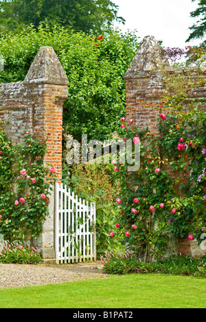 Entrée du jardin clos au château de Miromesnil en Normandie France Banque D'Images