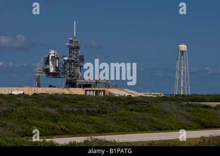 Vue éloignée sur la rampe de lancement de la navette spatiale et de la tour de refroidissement de l'eau à Cap Canaveral Air Station Florida USA Banque D'Images