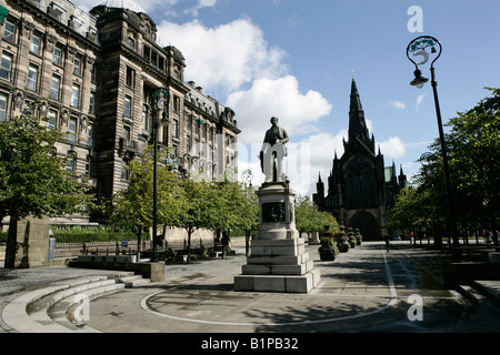 Ville de Glasgow, en Écosse. La cathédrale avec l'Hôpital Royal Infirmary, David Livingston statue et la cathédrale de Glasgow. Banque D'Images