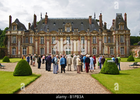 Groupe de touristes britanniques arrivent à visiter le château de Miromesnil et le jardin et d'être informé par un guide touristique Banque D'Images