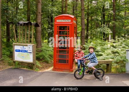 Deux frères près de la Phonebox à Center Parcs à Elveden près de Thetford,UK Banque D'Images