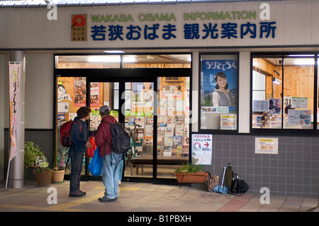 Les visiteurs à l'extérieur de la région de Wakasa et bureau d'information de la ville d'Obama au Japon Banque D'Images