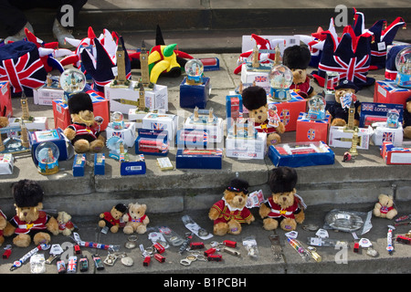 Babioles touristiques en vente sur une rue de Londres Londres Angleterre Banque D'Images