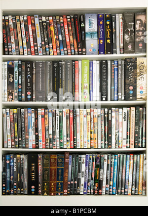 Chambre des étagères pleines de films DVD DVD UK Banque D'Images