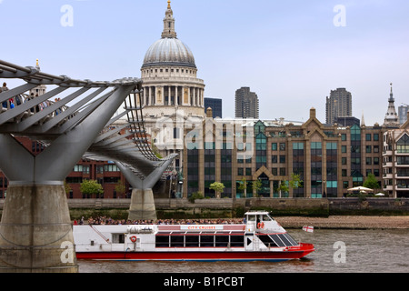 La Cathédrale St Paul et le Millennium Bridge, London England Banque D'Images