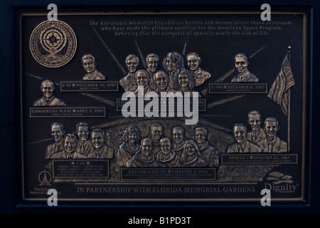 L'astronaute de la NASA en laiton Plaque commémorant la mort d'explorateurs de l'espace à Cape Canaveral en Floride Banque D'Images