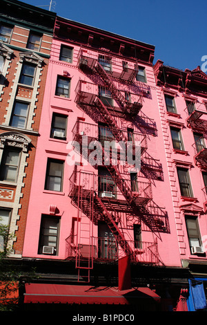 Bâtiment rose avec escalier métallique à SoHo - New York City, USA Banque D'Images