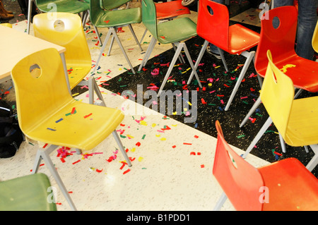 Chaises éparpillées dans la cafétéria de l'école Banque D'Images