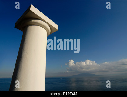 Colonne blanche avec Mt Vésuve en arrière-plan, Golfe de Naples (Italie) Banque D'Images