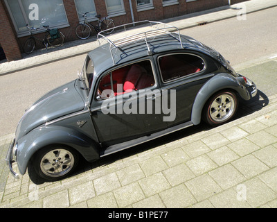 L'arrêt de la cinquantaine VW Coccinelle en centre ville Banque D'Images