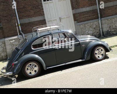 L'arrêt de la cinquantaine VW Coccinelle en centre ville Banque D'Images