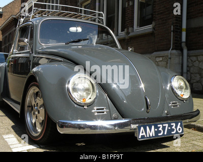 L'arrêt de la cinquantaine VW Coccinelle en centre ville Banque D'Images