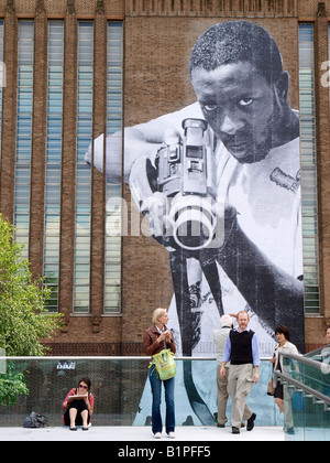 Street Art image par l'artiste parisien JR sur la Tate Modern Londres Banque D'Images