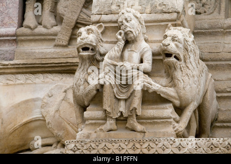 Détail de la sculpture sur la façade ouest de la cathédrale Saint Trophime, Place de la République, Arles, Provence. Banque D'Images