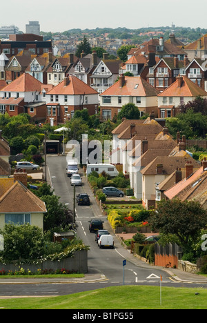 Maisons familiales traditionnelles anglaises. Logement de banlieue donnant sur le terrain de golf local Folkestone Kent Angleterre des années 2008 2000 Royaume-Uni HOMER SYKES Banque D'Images
