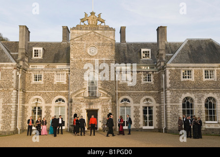 Société britannique 2000s. Farleigh Wallop House, un manoir de campagne les clients arrivent dans une maison privée, Farleigh Wallop, Hampshire. ROYAUME-UNI 2008 HOMER SYKES Banque D'Images