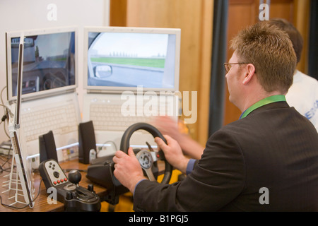 La conduite d'une simulation par ordinateur du programme utilisé pour montrer comment les conducteurs à conduire plus efficacement à l'avenir conférence Maisons Banque D'Images