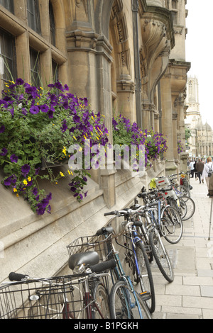 Bicyclettes reposant contre un mur dans une vieille ville universitaire Banque D'Images