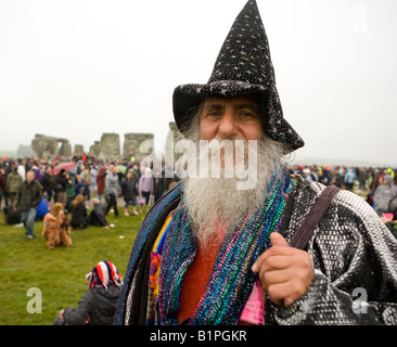 Les Druides colorés au solstice d'Stonehenge Wiltshire UK Europe Banque D'Images