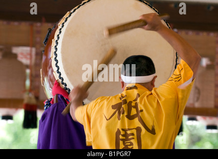 Un batteur lui donne son tous au cours d'une performance de musique traditionnelle à Kyoto Banque D'Images