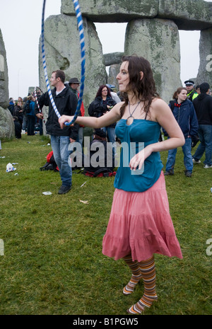 Girl with Hula Hoop au solstice d'Stonehenge Wiltshire UK Europe Banque D'Images