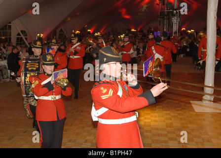 Private Party Home Counties Royaume-Uni 2008. Des soldats britanniques jouant de la musique de marche militaire pour les invités HOMER SYKES Banque D'Images