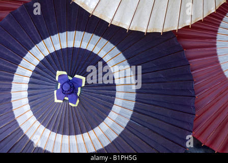 Schéma des parapluies de papier japonais traditionnel en bourgogne rouge, bleu marine et blanc. Banque D'Images