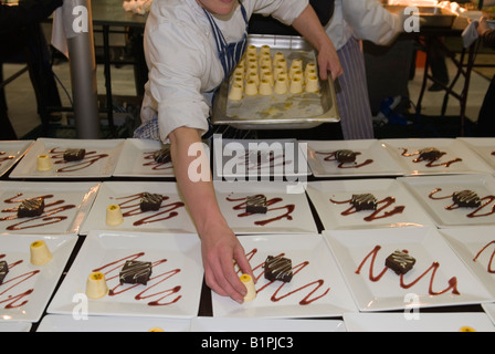 Les chefs cuisiniers et le personnel de la cuisine travaillent dans la marquise pour Grande fonction privée Hampshire UK 2008 2000s HOMER SYKES Banque D'Images