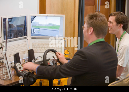 La conduite d'une simulation par ordinateur du programme utilisé pour montrer comment les conducteurs à conduire plus efficacement à l'avenir conférence Maisons Banque D'Images