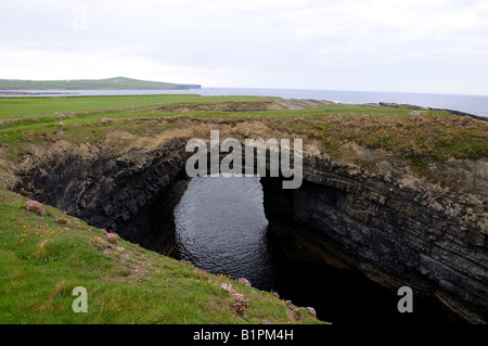 Le Pont de Ross. Un pont naturel formé par les grès carbonifère de Ross. Le comté de Clare, Irlande. Banque D'Images