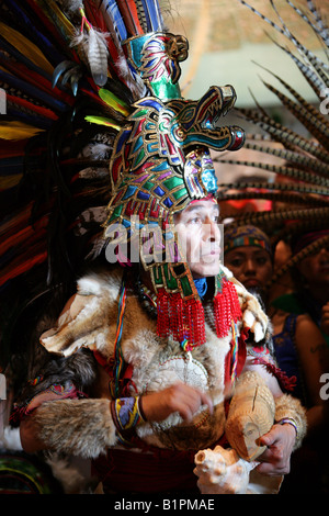 Lors d'une célébration chaman aztèque dans le Musée National d'anthropologie du parc Chapultepec Mexico Mexique Banque D'Images