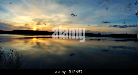 Coucher du soleil sur le lac qui Sagatagan avec St. John's et à l'abbaye dans l'arrière-plan Banque D'Images