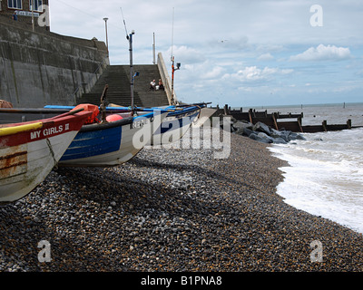 Bateaux de pêche sur la plage de galets à sheringham North Norfolk england uk Banque D'Images