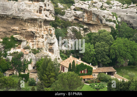 Les beaux comme les falaises près d'Arles en Provence, France, une fois extrait de la bauxite, qui a été nommé d'après la ville. Banque D'Images