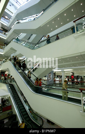 Un Atrium dans le navire amiral John Lewis Department store à Oxford Street, Londres Banque D'Images