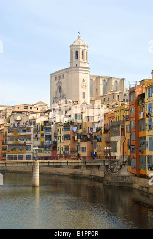 Cathédrale de Santa Maria surplombant la rivière Onyar (Onyer) dans l'ancienne ville fortifiée de Gérone (Girona), Espagne. Banque D'Images