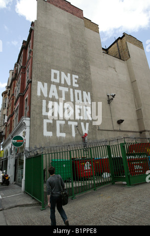 Graffiiti politique par Banksy, montrant comment le Royaume-Uni font partie d'une société de surveillance espionnés par des millions de caméras de surveillance. Banque D'Images