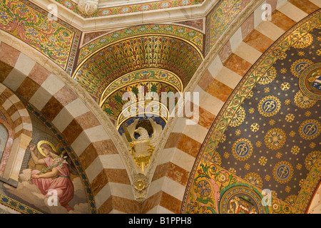 L'intérieur de Notre Dame de la garde qui se trouve sur une colline donnant sur Marseille, Bouches du Rhône, en raison de la France du Sud. Banque D'Images