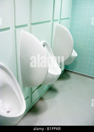 Urinoirs blanc sur mur dans Men's toilettes Banque D'Images