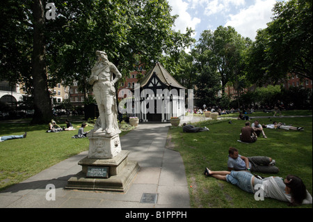 Les gens se détendre et profiter d'un après-midi d'été dans le quartier londonien de Soho Square Garden Banque D'Images