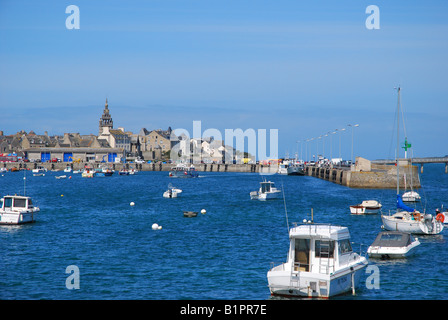 Le port de Roscoff avec vue mer et bateaux background Banque D'Images