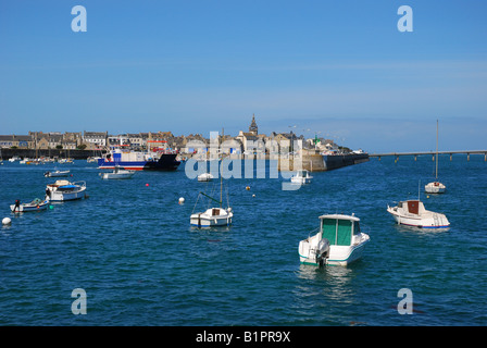 Le port de Roscoff avec vue mer et bateaux background Banque D'Images