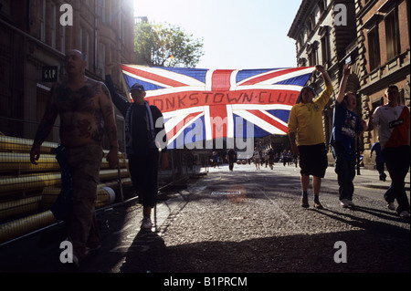 Fans de Rangers tenant un drapeau de Monkstown à Manchester Banque D'Images