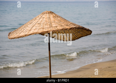 Tissé parasols. Les plages de ce parc national turc populaires sont fournis avec tous les équipements Banque D'Images