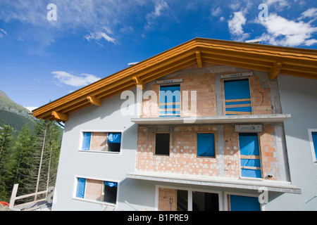 La construction de nouveaux chalets de ski près de Arabba dans les Dolomites italiennes Banque D'Images