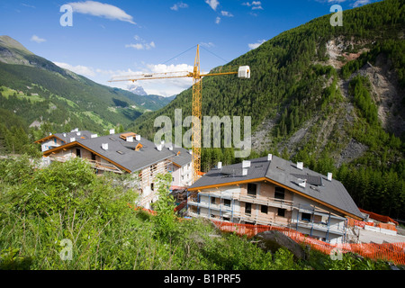 La construction de nouveaux chalets de ski près de Arabba dans les Dolomites italiennes Banque D'Images